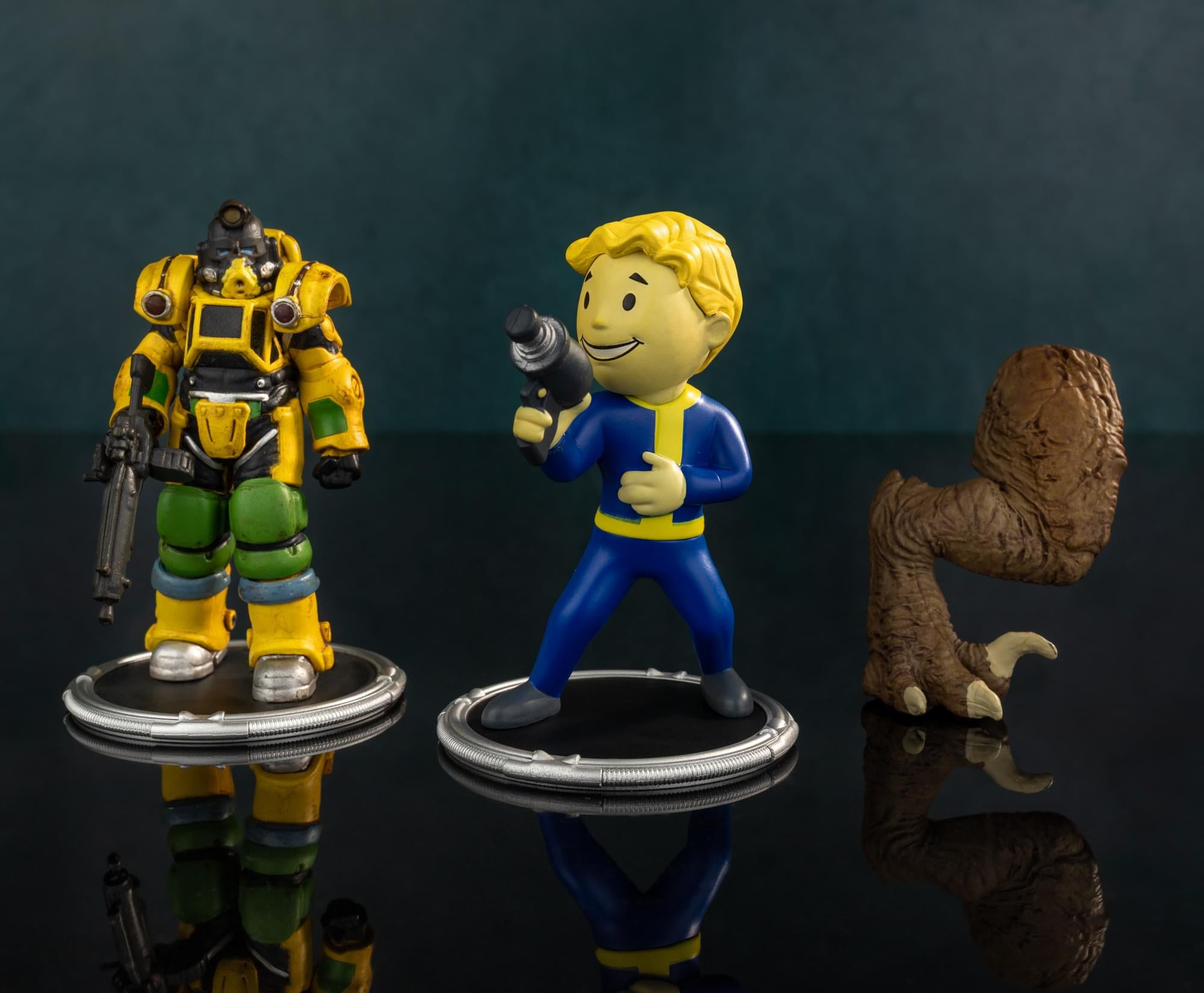 Fallout Excavator and Vault Boy (Gun) Mini Figure Set (Build-a-Figure Deathclaw)